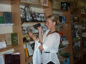 Ольга Васильевна осматривает мемориальный комплекс, посвященный жизни и творчеству В.М.Шукшина